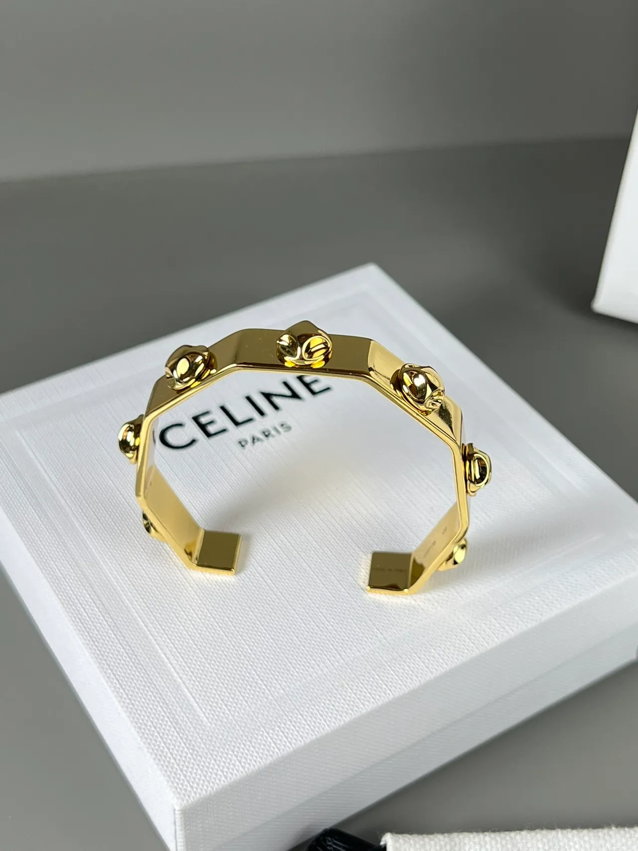 Celine Triomphe 金色调几何手镯 2