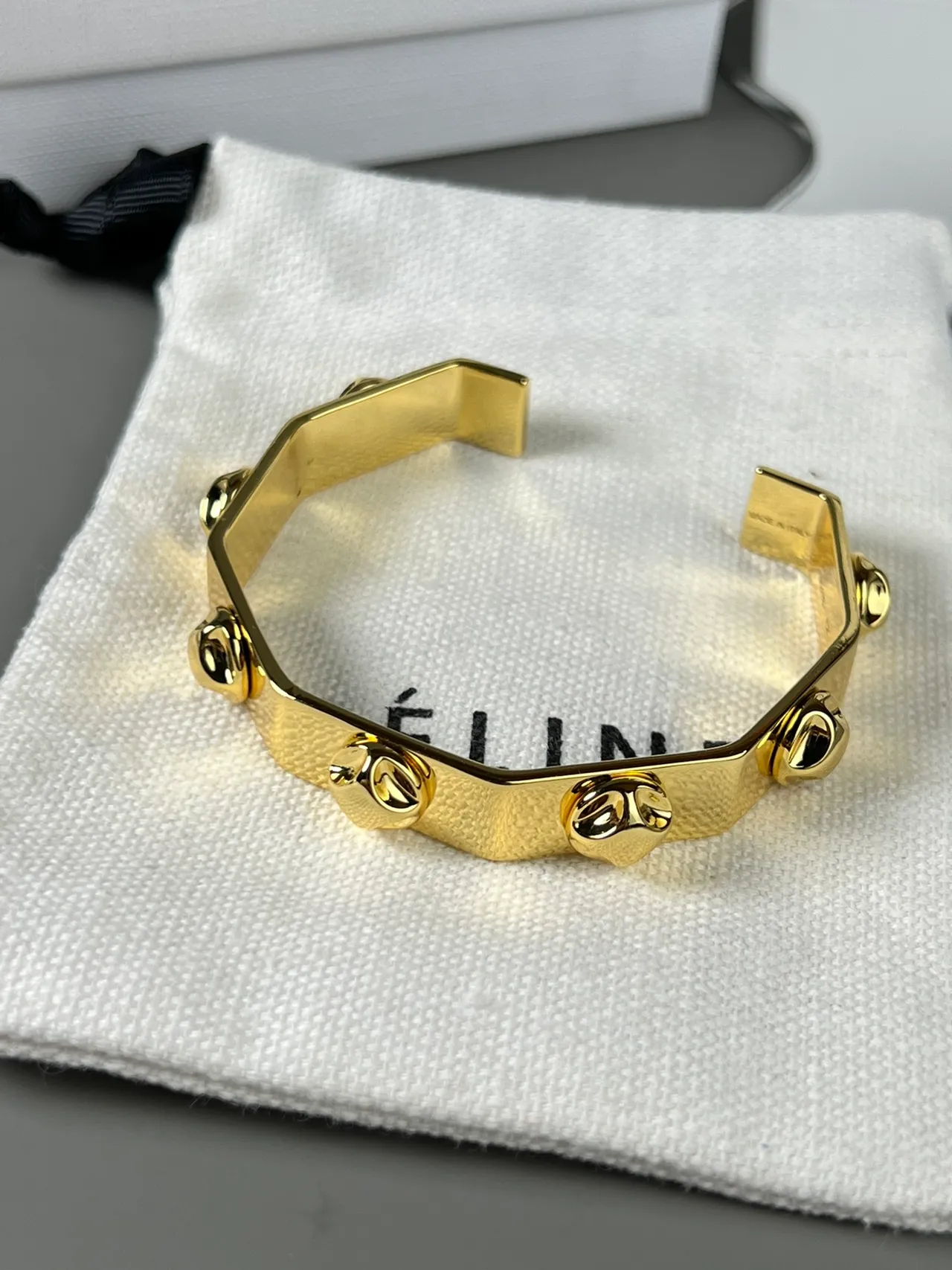Celine Triomphe 金色调几何手镯 3