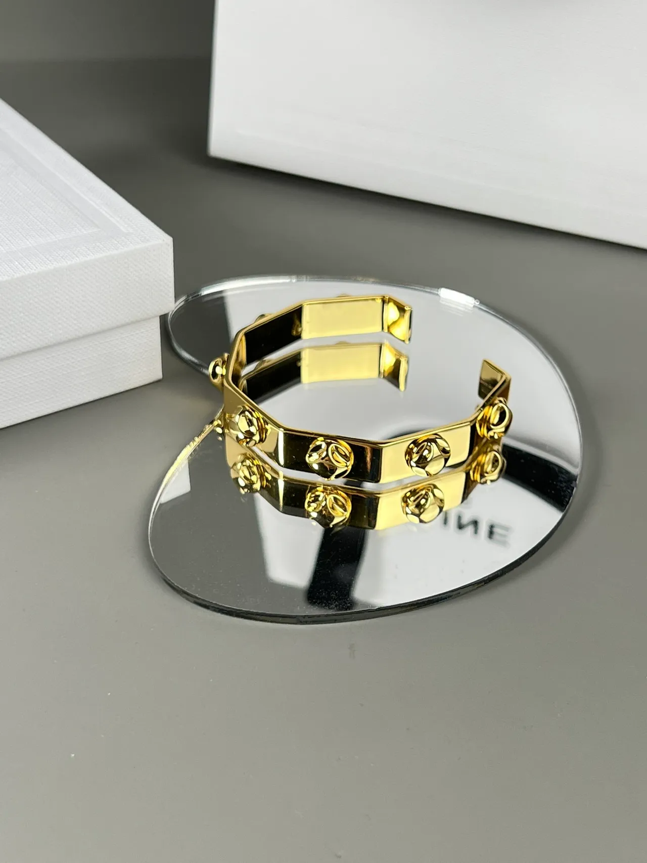 Celine Triomphe 金色调几何手镯 4
