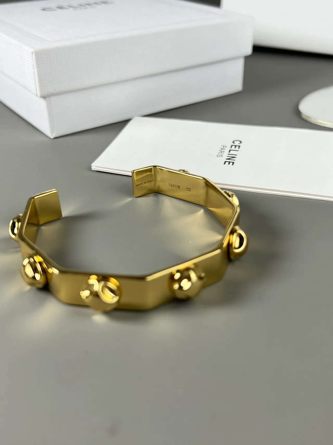 Celine Triomphe 金色调几何手镯 5