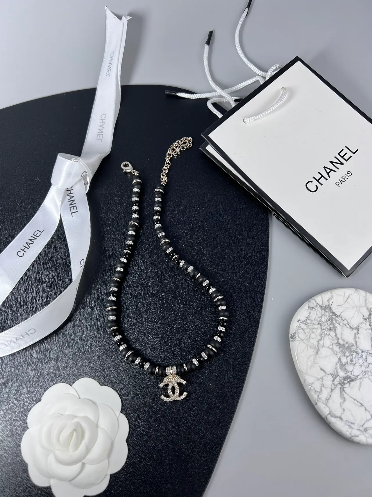 Chanel خرز كريستال CC قلادة تعليق 4