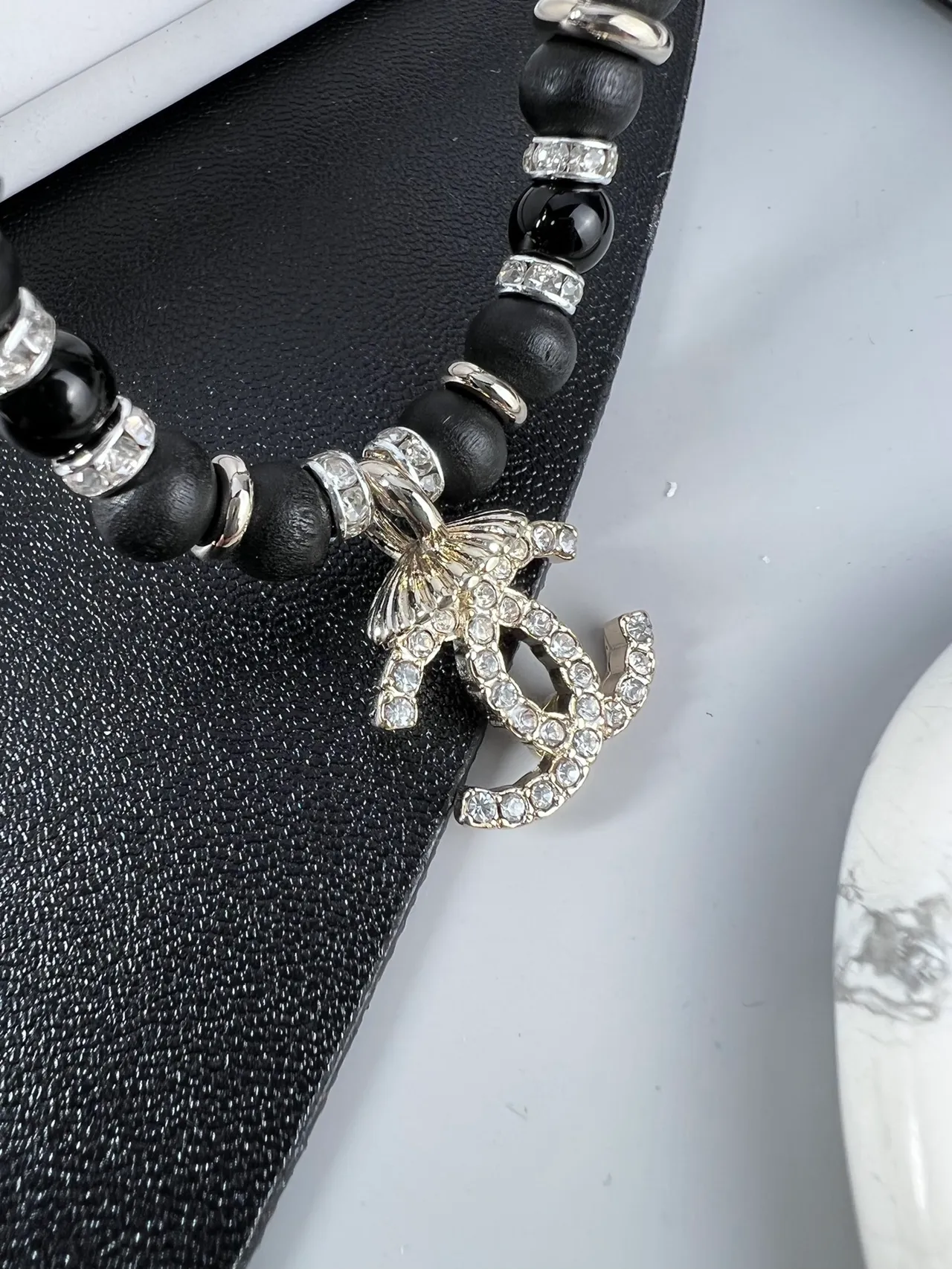 Chanel خرز كريستال CC قلادة تعليق 5