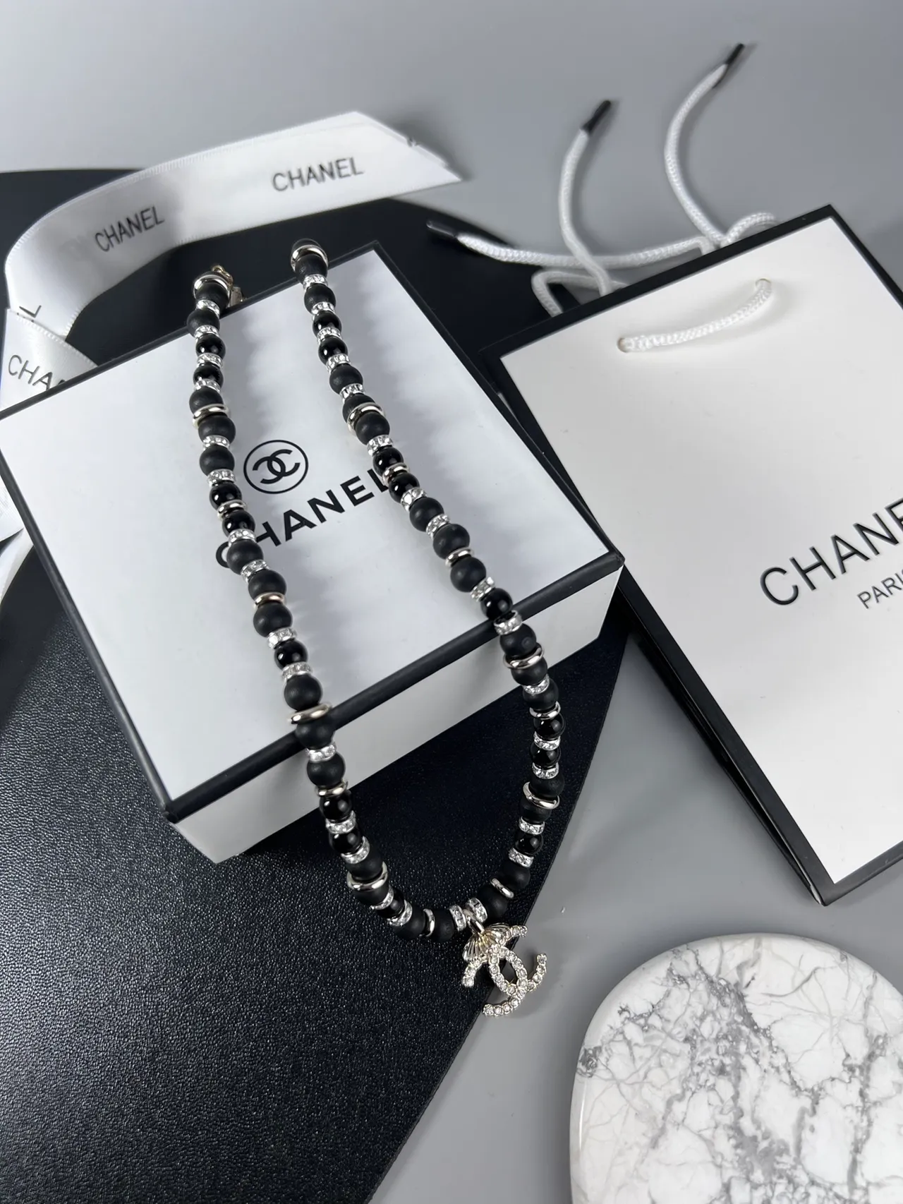 Chanel خرز كريستال CC قلادة تعليق 6