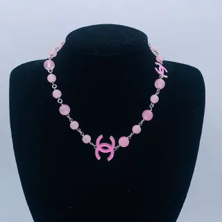 Chanel مزين بخرز الكوارتز الوردي المينا CC قلادة