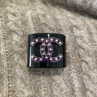 Chanel Pulseira Preta Roxa Rigida de Resina Cuff Glitter Logo CC