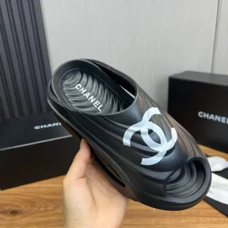 Chanel Negro Blanco Goma Moldada Logo Acentuado Zapatillas
