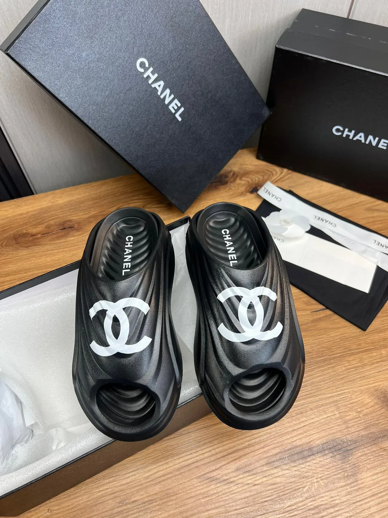 Chanel أسود أبيض مطاطرة مولدة لوجو أكسنت نعال 2