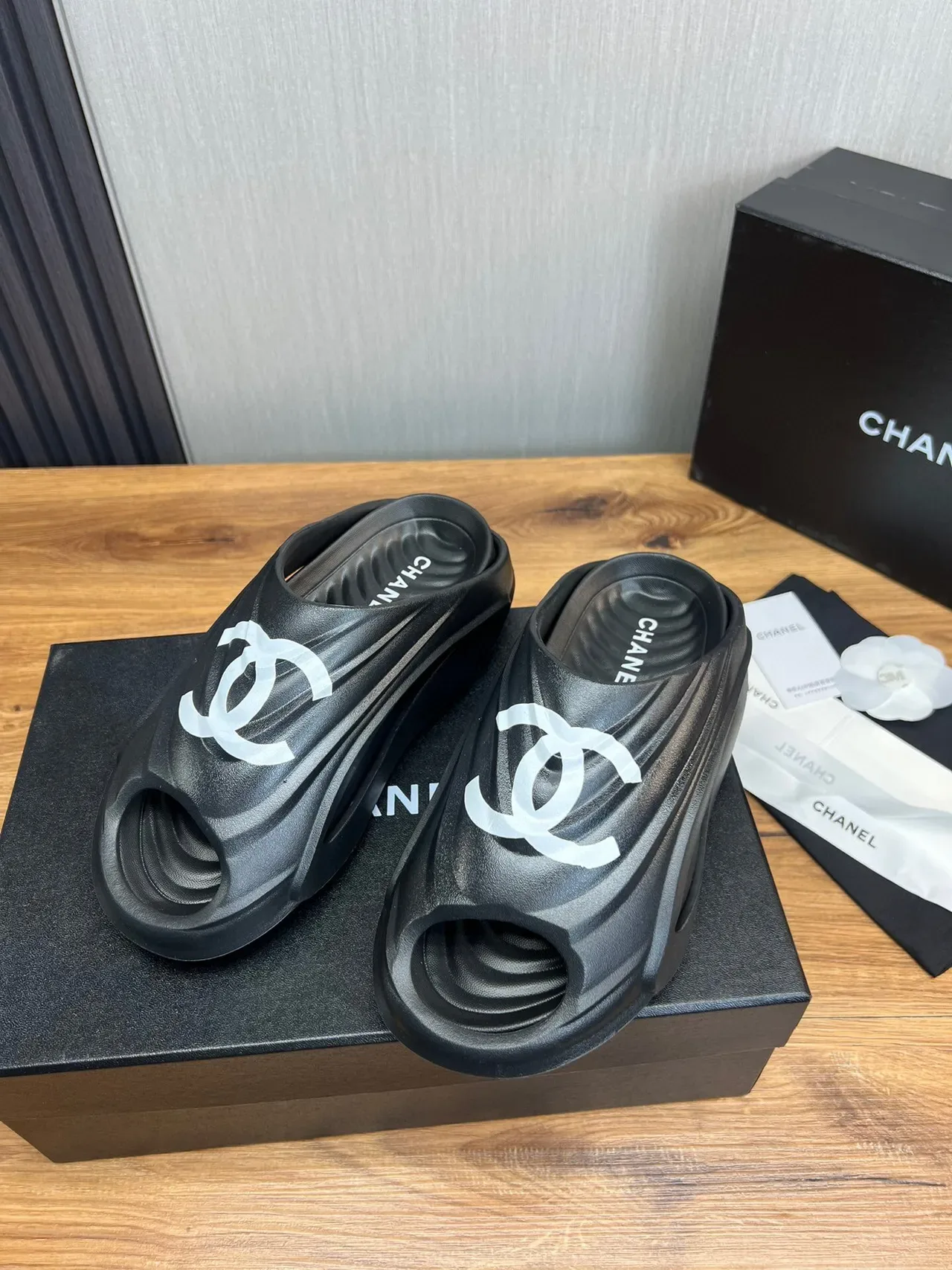 Chanel أسود أبيض مطاطرة مولدة لوجو أكسنت نعال 3
