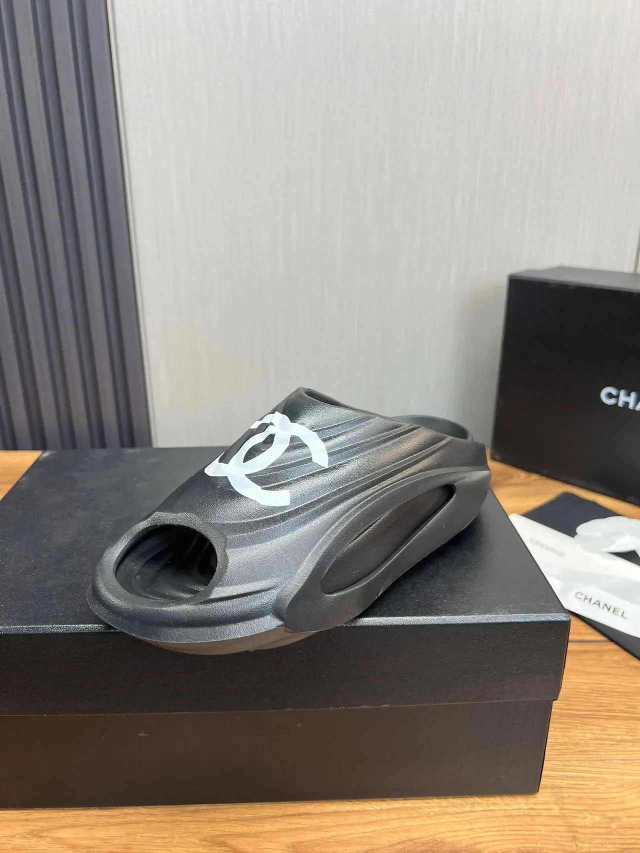 Chanel أسود أبيض مطاطرة مولدة لوجو أكسنت نعال 4