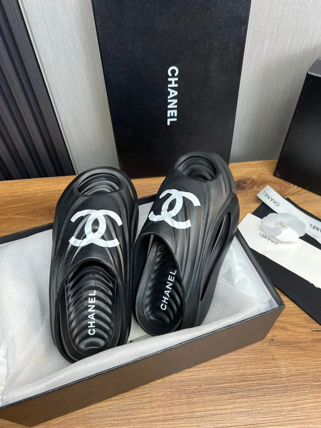 Chanel أسود أبيض مطاطرة مولدة لوجو أكسنت نعال 5