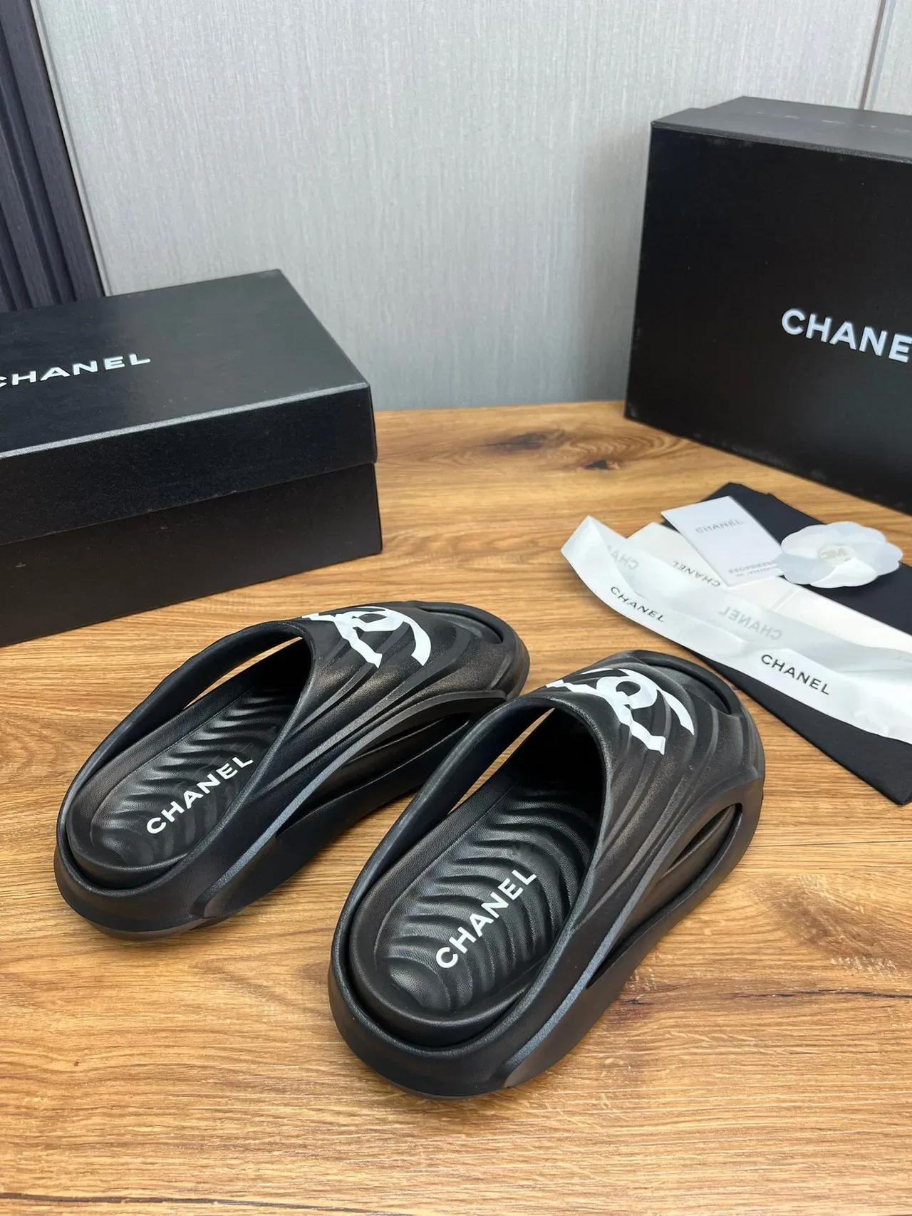 Chanel أسود أبيض مطاطرة مولدة لوجو أكسنت نعال 6