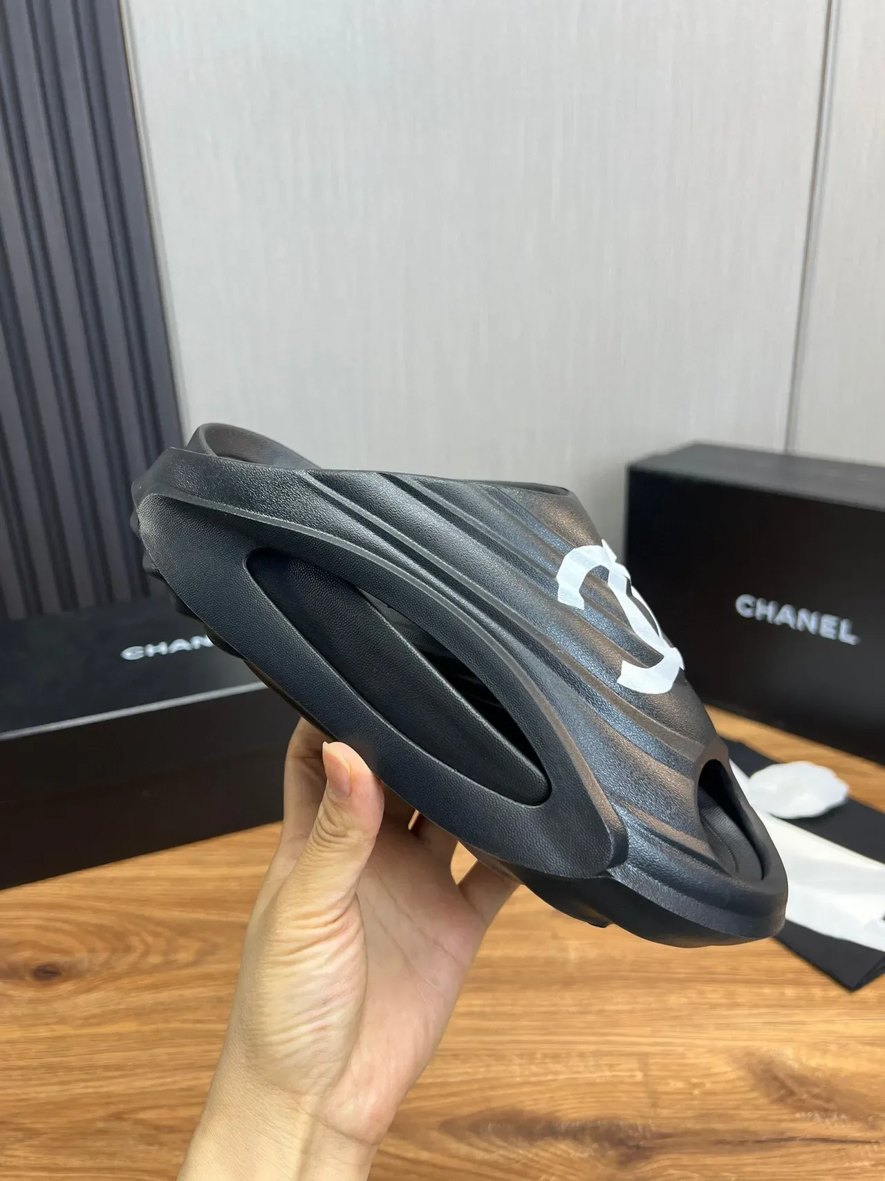 Chanel أسود أبيض مطاطرة مولدة لوجو أكسنت نعال 7