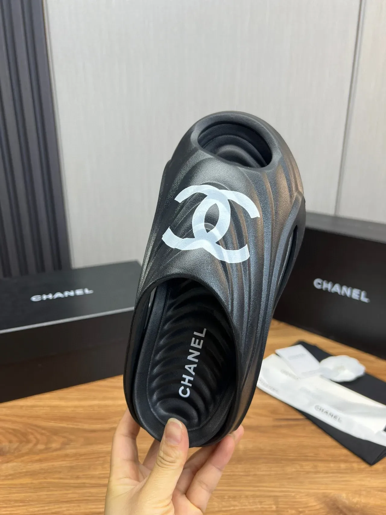 Chanel أسود أبيض مطاطرة مولدة لوجو أكسنت نعال 8