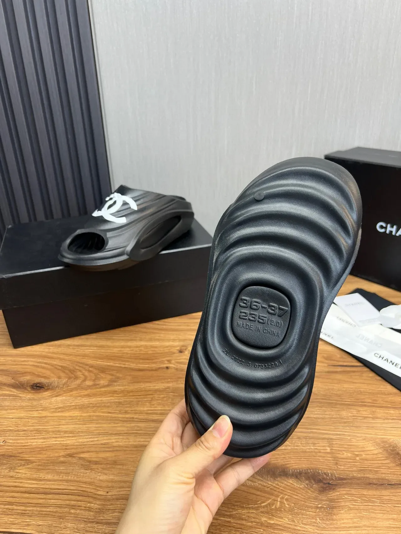 Chanel أسود أبيض مطاطرة مولدة لوجو أكسنت نعال 9