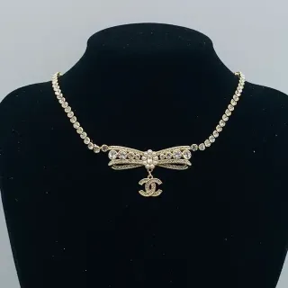 Chanel قلادة قوس ذهبي أبيض بنمط كريستال مزين