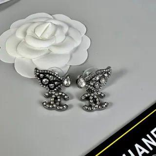 Chanel প্রজাপতি ক্রিস্টাল-সজ্জিত CC Logo কানের দুল