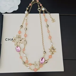 قلادة Chanel Camellia خرز وردي ذهبي متعدد الطبقات