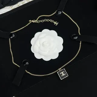 Chanel Camellia & CC 黑色金链搪瓷方形吊坠项链