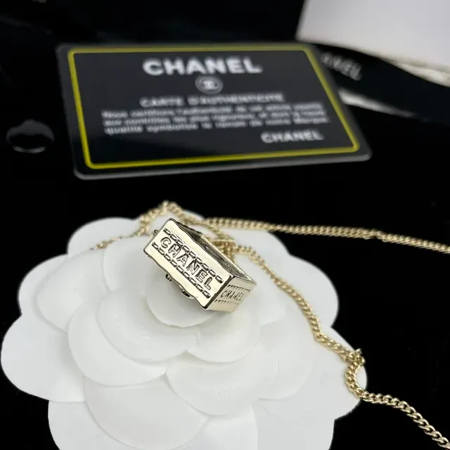 Chanel Camellia & CC Colar Corrente Preto Dourado Esmaltado Pingente Quadrado 2