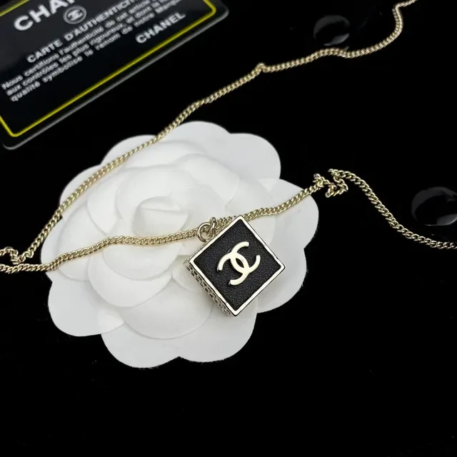 Chanel Camellia & CC Colar Corrente Preto Dourado Esmaltado Pingente Quadrado 4