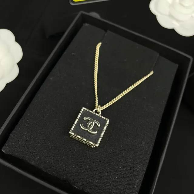 Chanel Camellia & CC Colar Corrente Preto Dourado Esmaltado Pingente Quadrado 5
