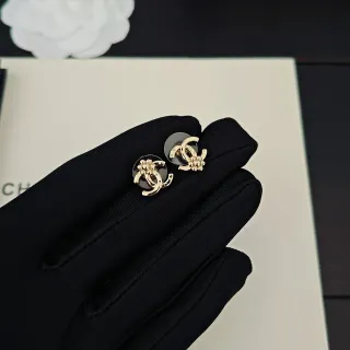Chanel Camellia CC Stud ذهبي أسود معدني مطلي خلفي أقراط