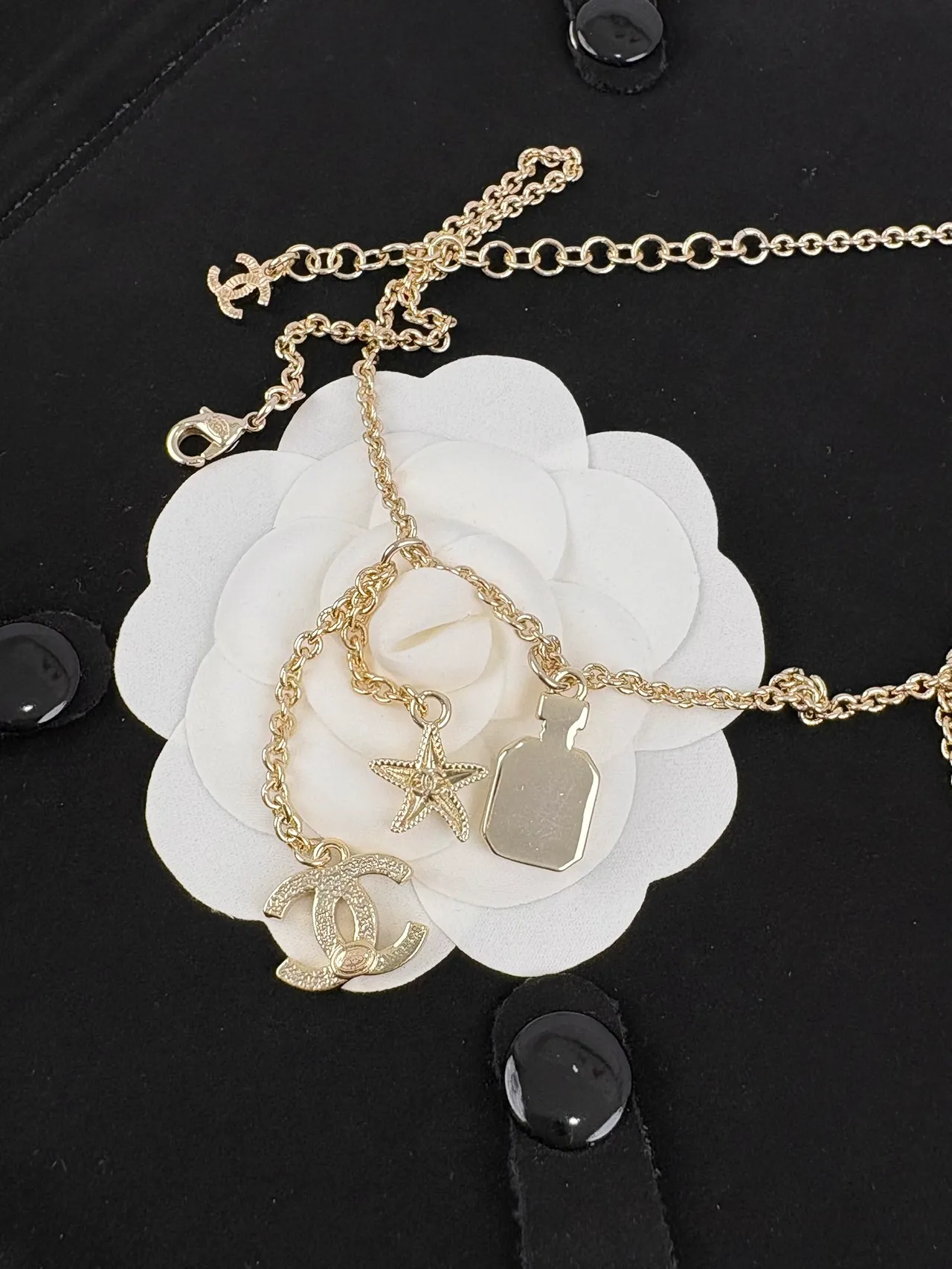 Chanel Camellia 多吊坠项链 金白链条项链 3