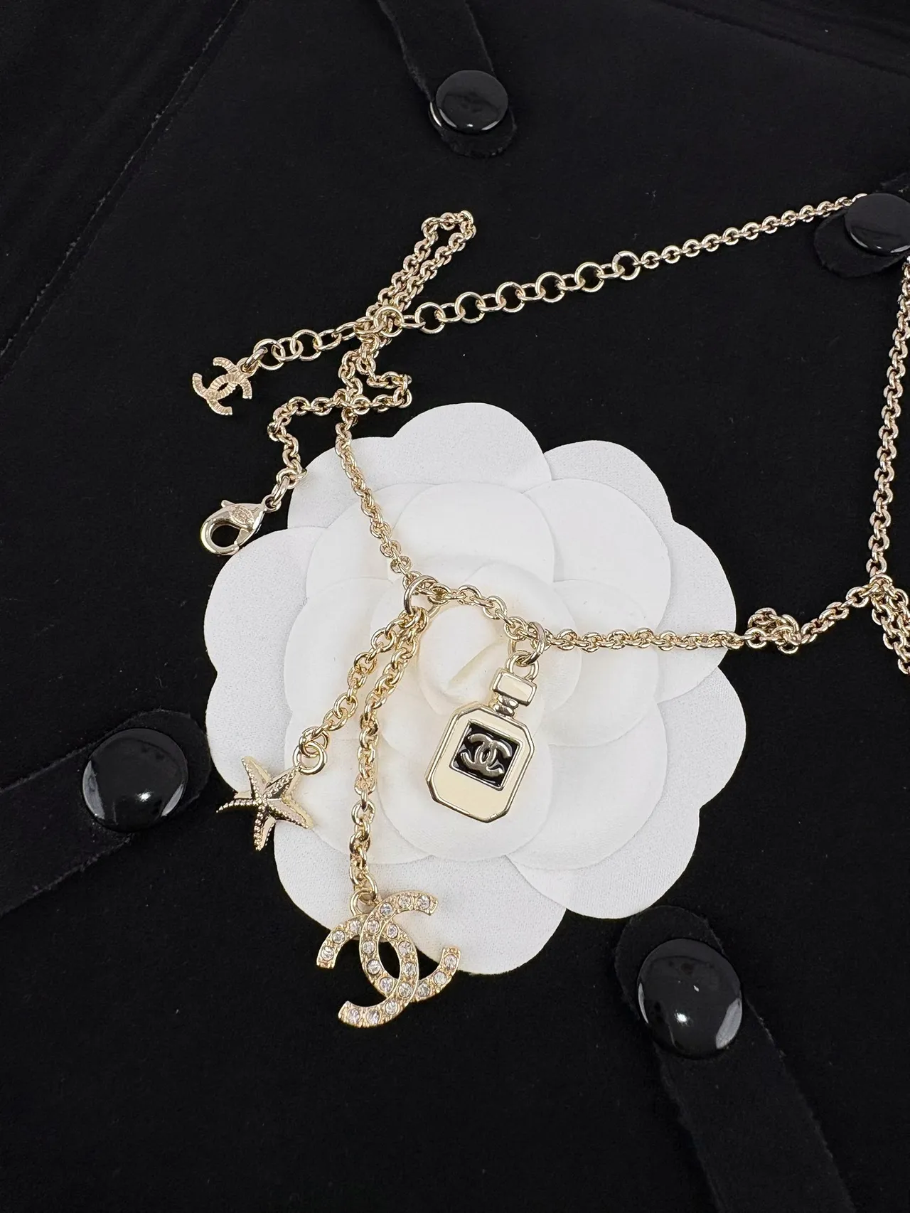 Chanel Camellia 多吊坠项链 金白链条项链 4