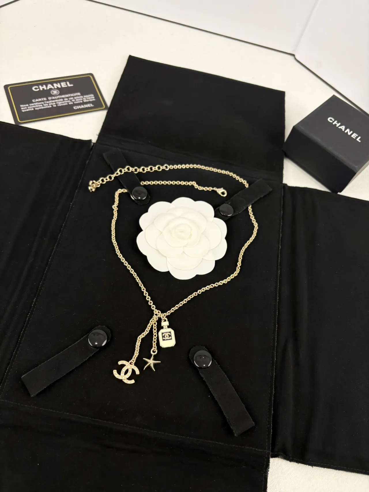Chanel Camellia 多吊坠项链 金白链条项链 6
