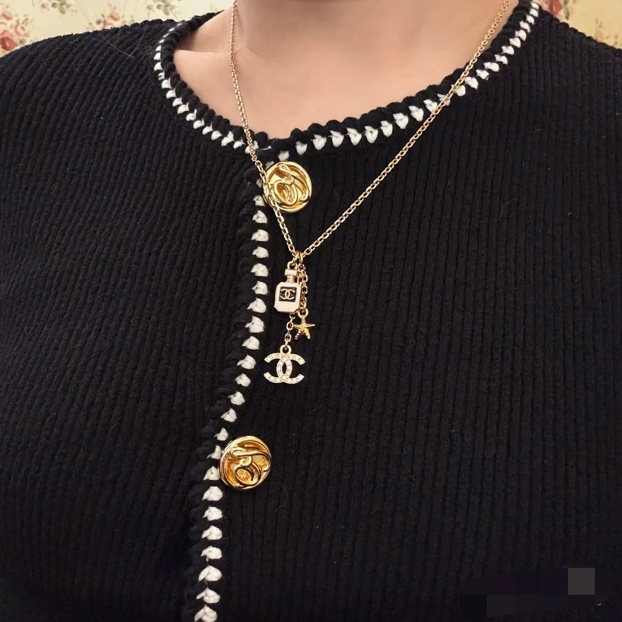 Chanel Camellia 多吊坠项链 金白链条项链 10