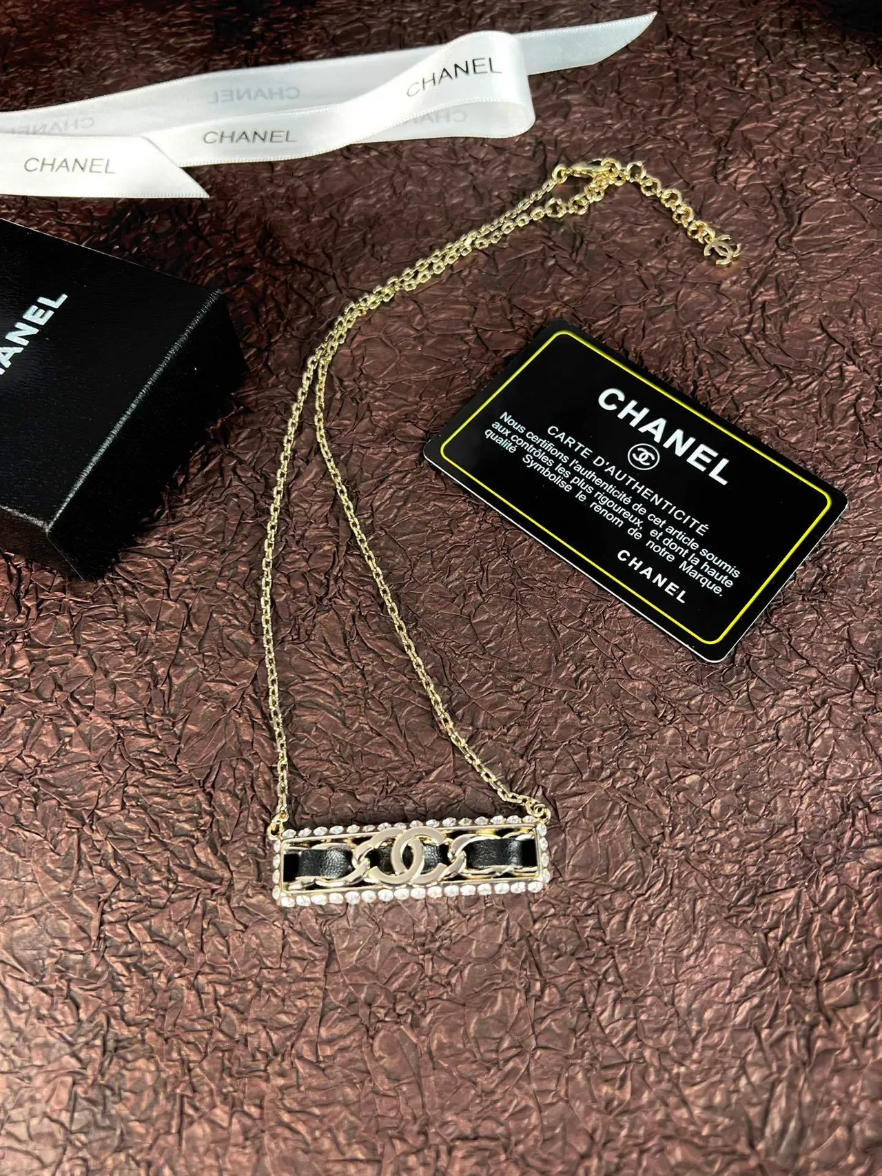 قلادة Chanel CC Bar ذهبي أسود وأبيض لؤلؤ كريستال 2
