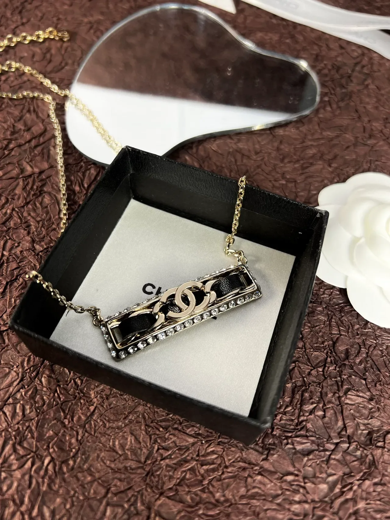 قلادة Chanel CC Bar ذهبي أسود وأبيض لؤلؤ كريستال 3