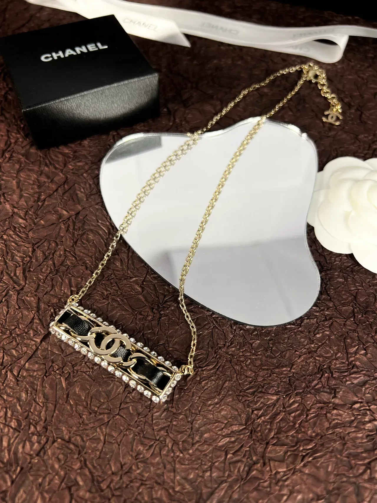 قلادة Chanel CC Bar ذهبي أسود وأبيض لؤلؤ كريستال 4