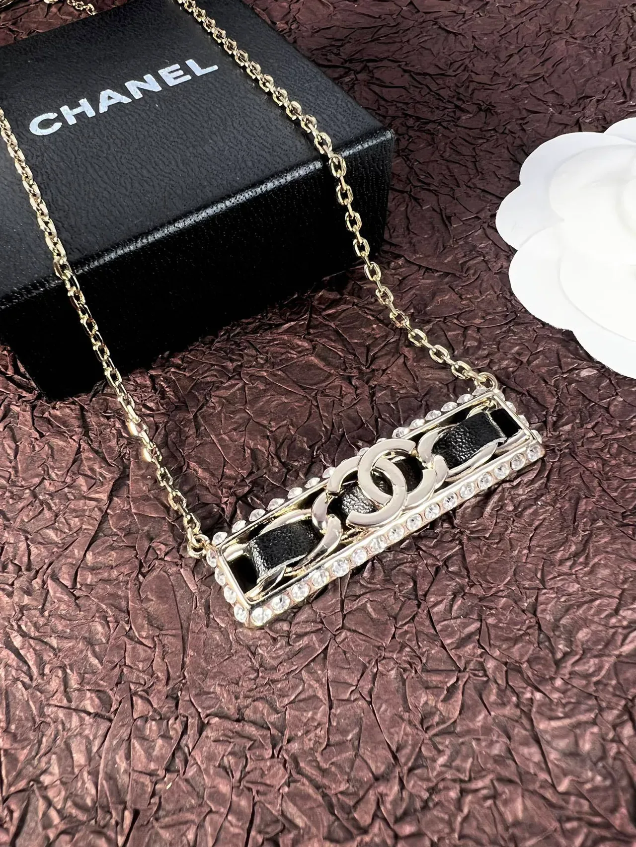 قلادة Chanel CC Bar ذهبي أسود وأبيض لؤلؤ كريستال 6