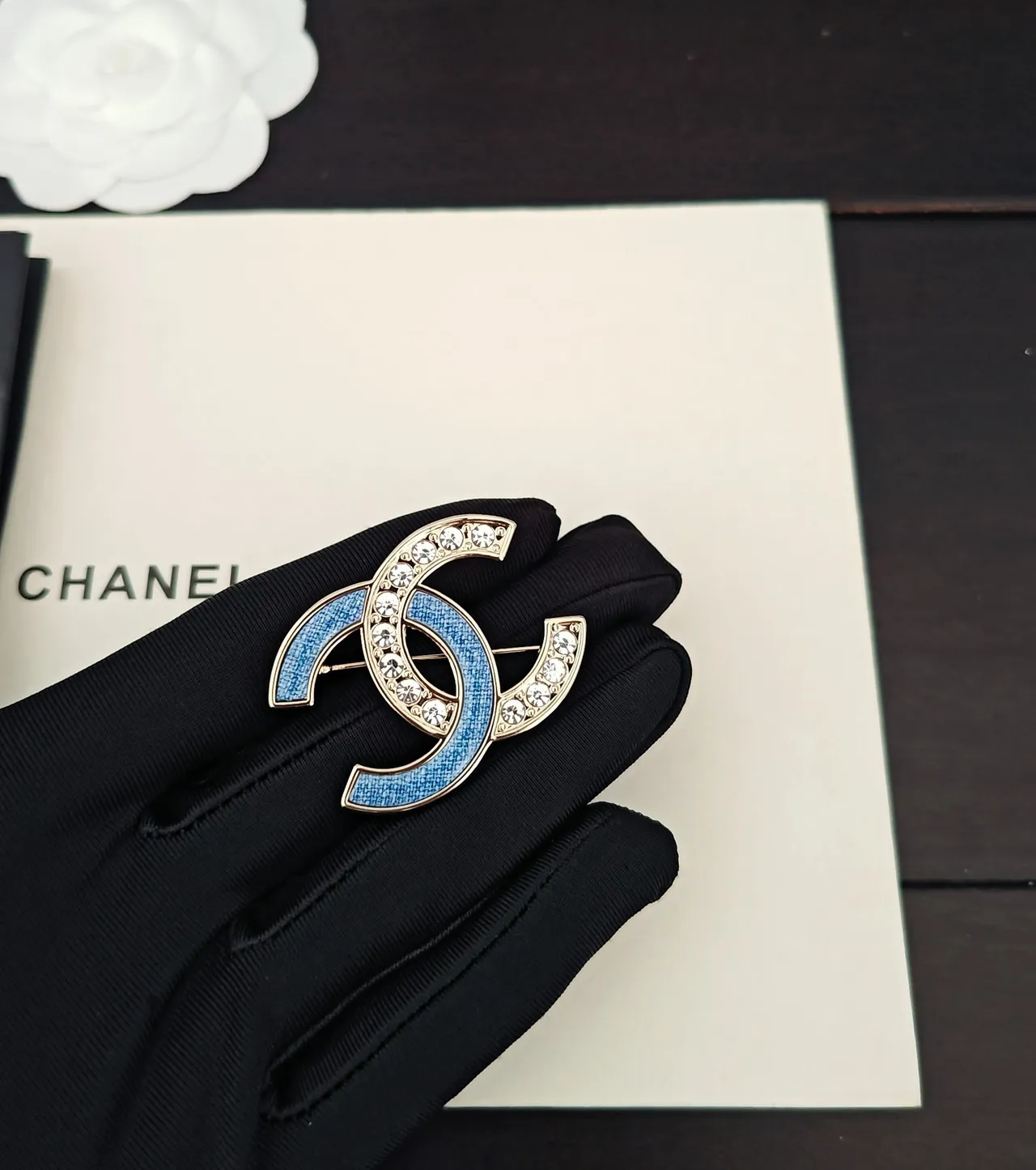 Chanel CC ब्रोच नीला बनावट इनेमेल पावे क्रिस्टल Gold-Tone ब्रोच 2