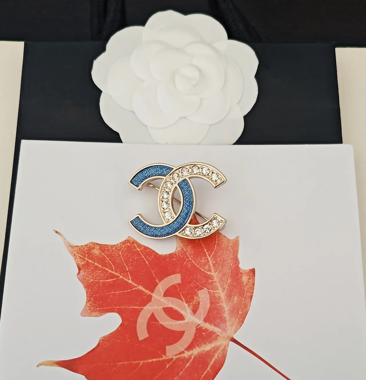 Chanel CC ब्रोच नीला बनावट इनेमेल पावे क्रिस्टल Gold-Tone ब्रोच 4