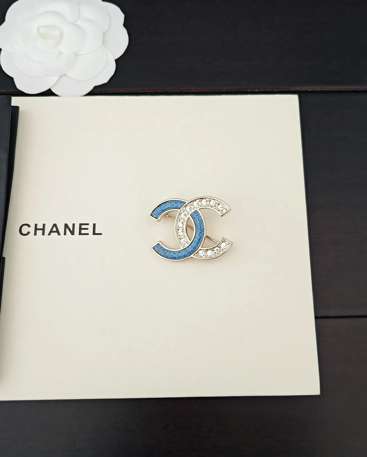 Chanel CC ब्रोच नीला बनावट इनेमेल पावे क्रिस्टल Gold-Tone ब्रोच 5