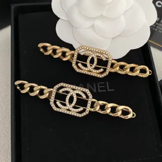 Chanel CC ब्रोच सोना सफेद कर्ब चेन मोती जड़ी आयताकार फ्रेम ब्रोच