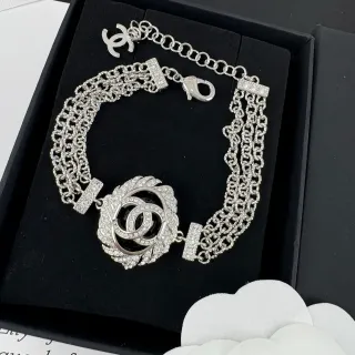 Chanel CC Camellia Pulseira Multi-Chain com Cristais em Tons Prateados