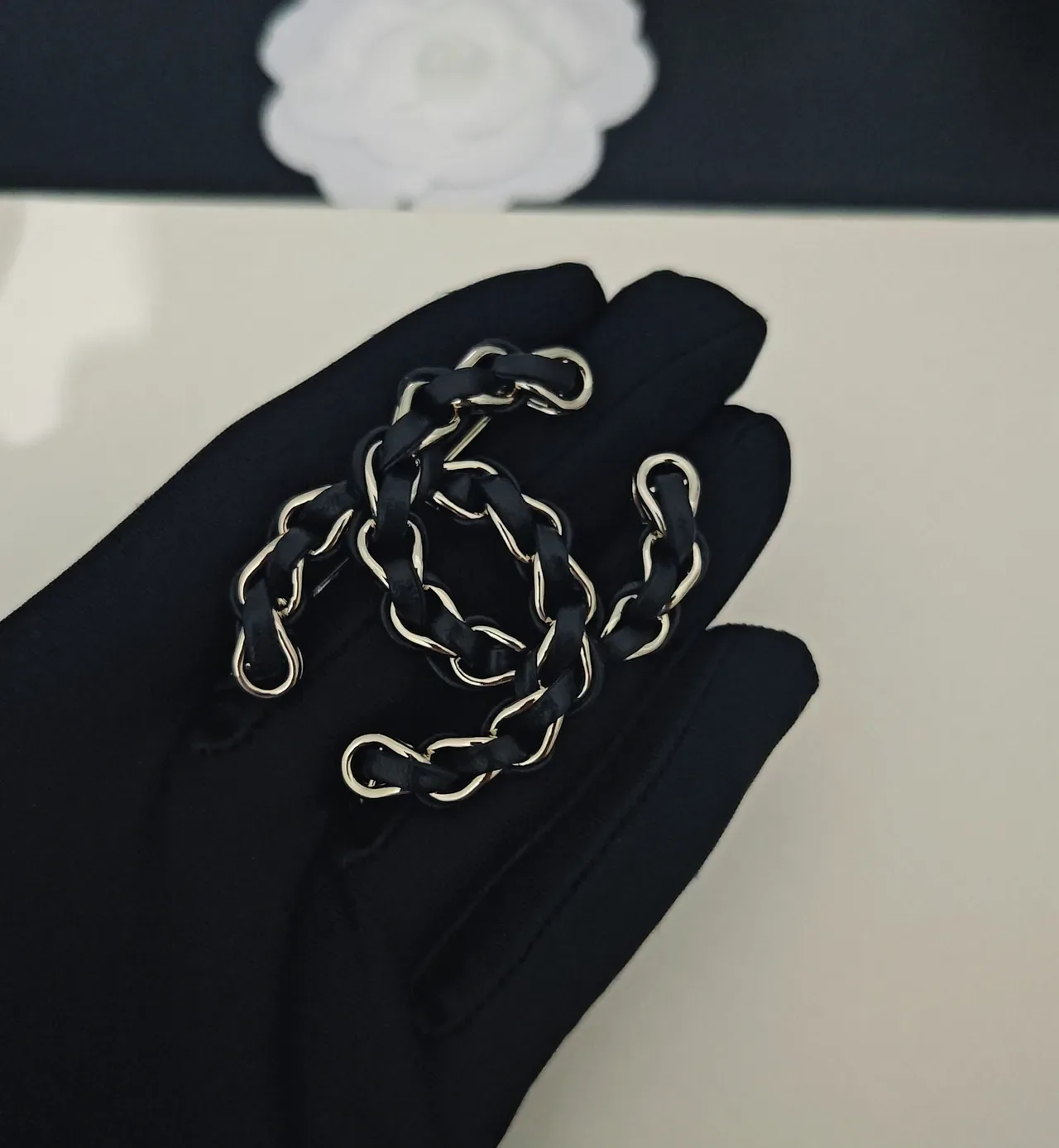 Chanel CC Chain Brooch কালো ও গোল্ড 2
