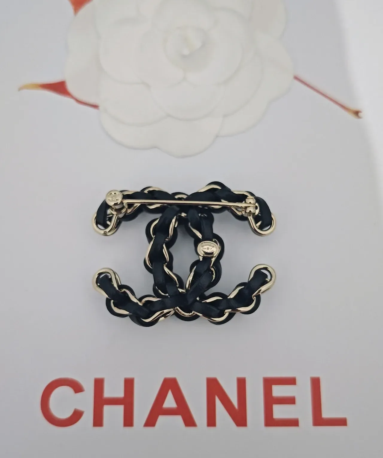 Chanel CC Chain Brooch কালো ও গোল্ড 3