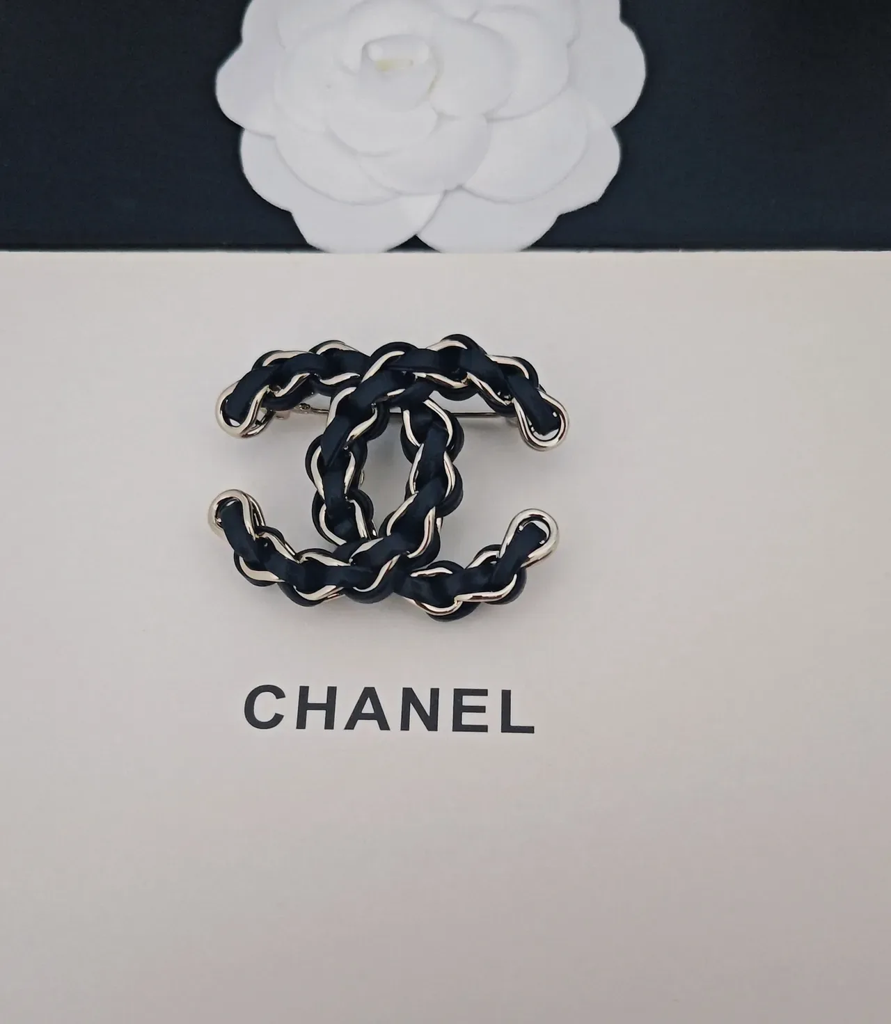 Chanel CC Chain Brooch কালো ও গোল্ড 4