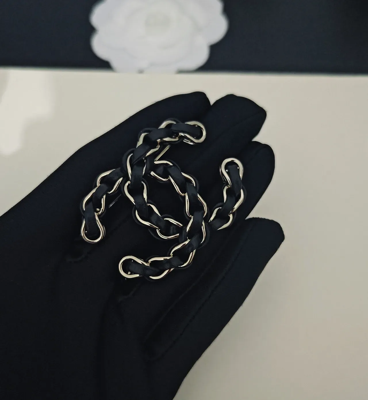 Chanel CC Chain Brooch কালো ও গোল্ড 5