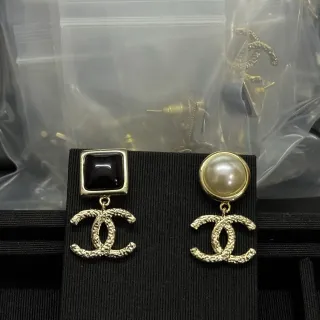Chanel CC Brincos Drop Asimétricos Pretos e Dourados com Logo Texturizado