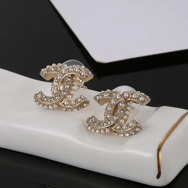 Chanel CC Brincos de metal branco e dourado incrustados com pérolas 2