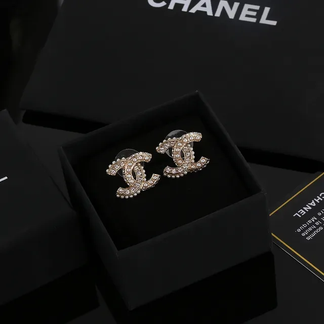 Chanel CC Brincos de metal branco e dourado incrustados com pérolas 4