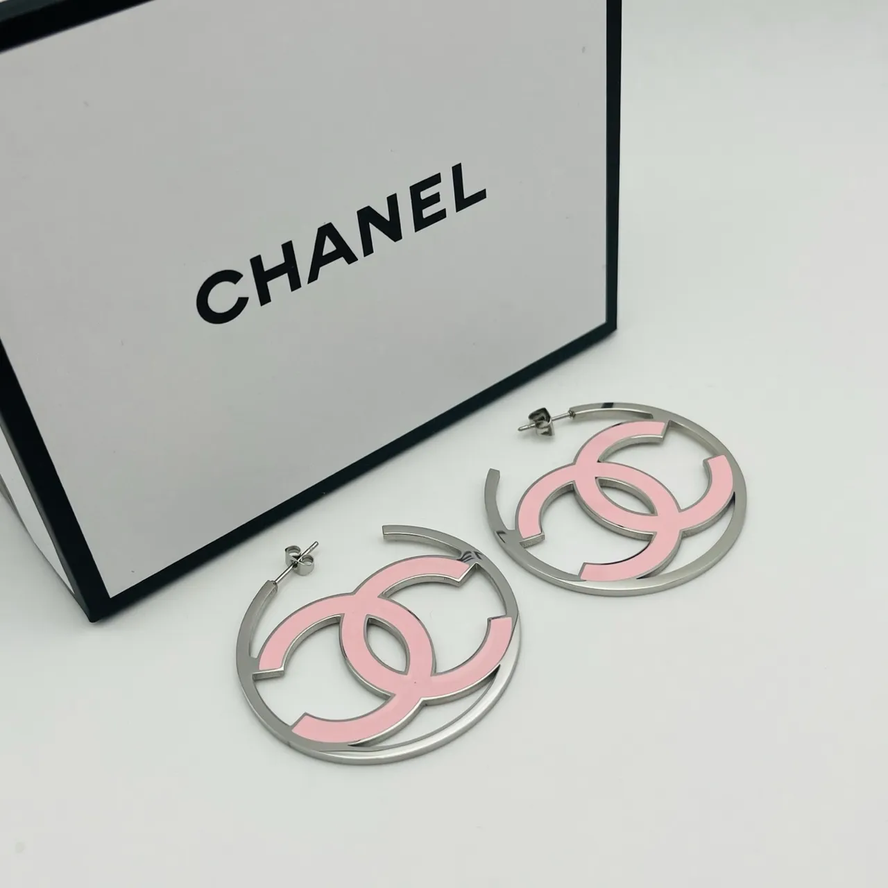 Chanel CC Hoop dourados multicolor metálicos esmaltados Logo brincos 4