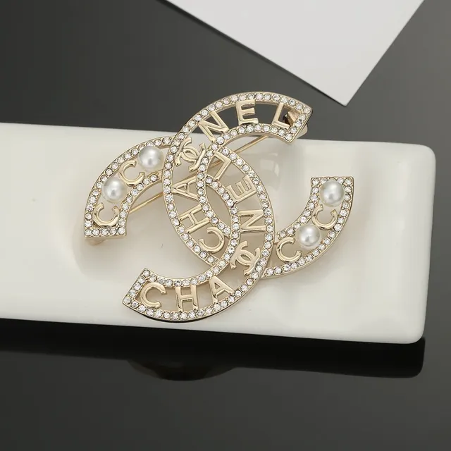 Chanel CC Logo بروش ذهبي أبيض لمسات اللؤلؤ المتشابكة بروش 3