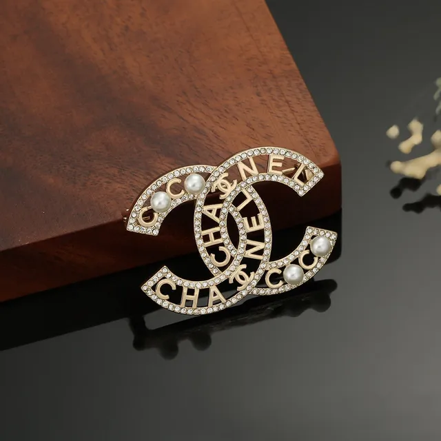 Chanel CC Logo بروش ذهبي أبيض لمسات اللؤلؤ المتشابكة بروش 4