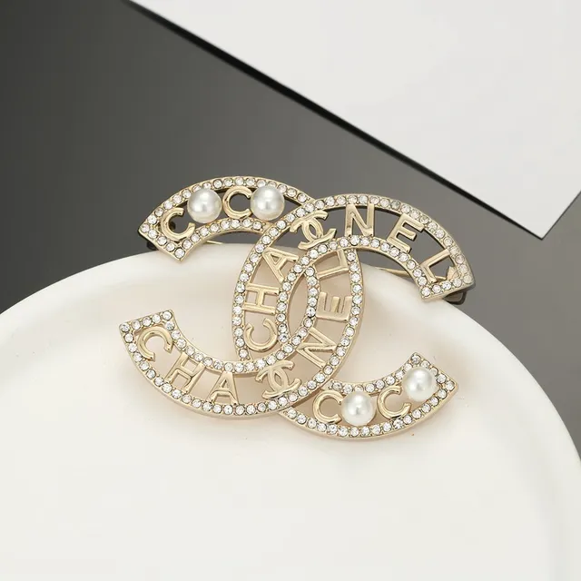 Chanel CC Logo بروش ذهبي أبيض لمسات اللؤلؤ المتشابكة بروش 6